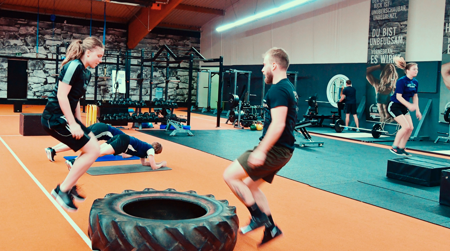 behind:the:scenes:it's:your:stage:start:play:repeat - SV Bavaria Waischenfeld die Frauenfußballmannschaft beim Cross Gym Trainin mit Bastian Lumpp in der Sportwelt Pegnitz